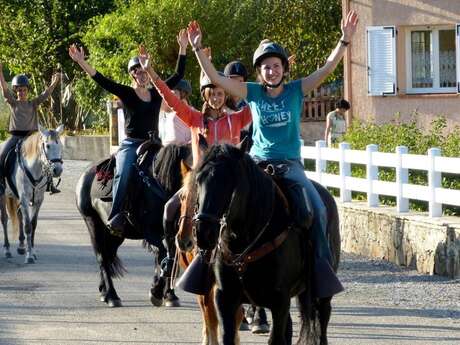 Equitation avec Les Crinières Noires Equitation avec Les Crinières Noires