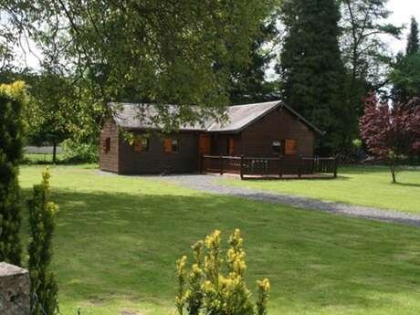 Mon Chalet en Ardennes, chalet dans le village médiéval de Hierges, proche Meuse avec Voie Verte. Accueil Motards Mon Chalet en Ardennes, chalet dans le village médiéval de Hierges, proche Meuse avec Voie Verte. Accueil Motards