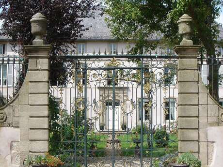 LE CHÂTEAU DE FAILLOUX LE CHÂTEAU DE FAILLOUX