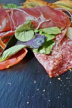 ENTRE LA SARDANE ET LA PAUSE GOURMANDE ENTRE LA SARDANE ET LA PAUSE GOURMANDE